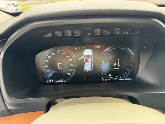 VOLVO-XC90-2021