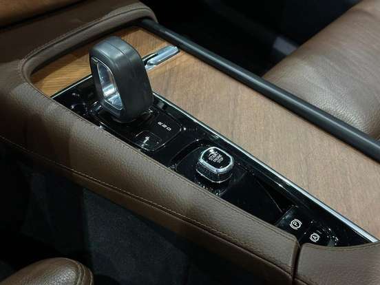VOLVO-XC90-2021