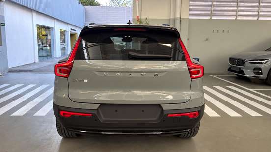 VOLVO-EX40-2025