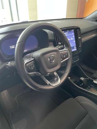 VOLVO-EX40-2025