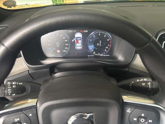 VOLVO-XC40-2020