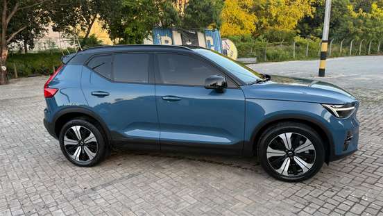 VOLVO-XC40-2022