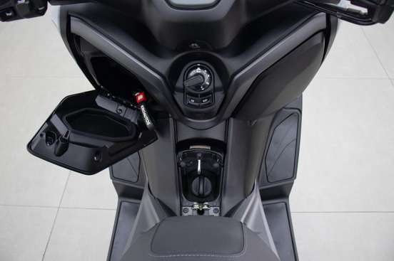 YAMAHA-XMAX 300 CONNECTED ABS-2025