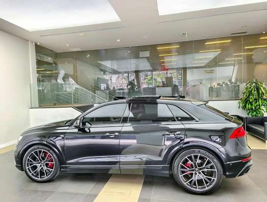 AUDI-Q8-2023