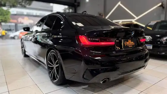 BMW-320i-2022