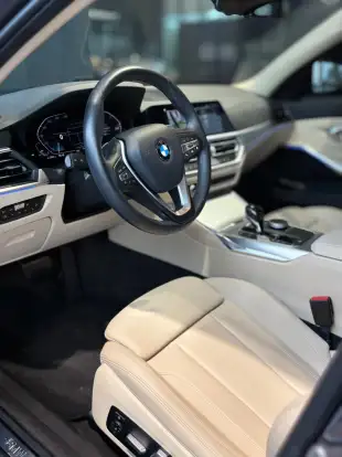 BMW-320i-2021