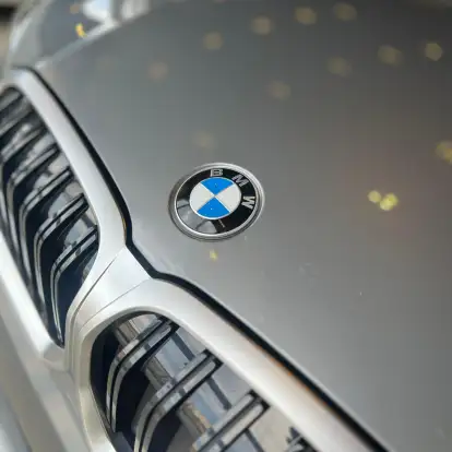 BMW-320i-2023