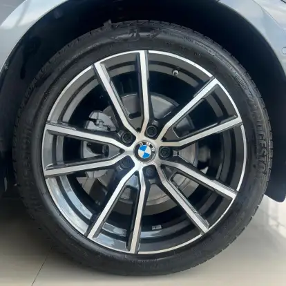 BMW-320i-2023