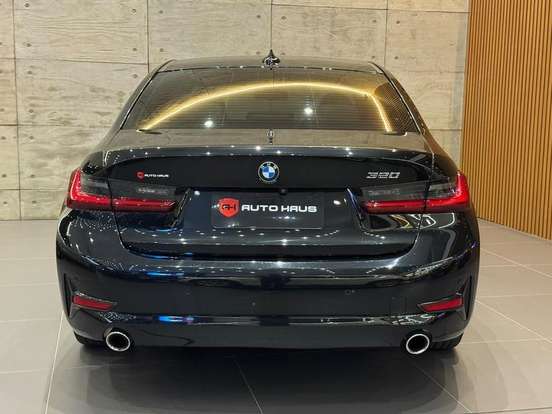 BMW-320i-2022