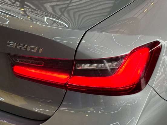 BMW-320i-2022