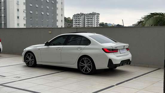 BMW-320i-2023