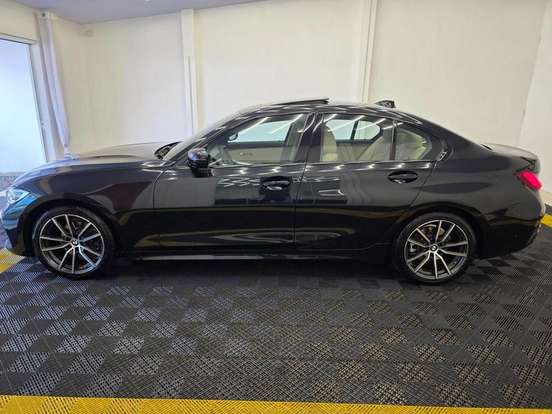 BMW-320i-2021