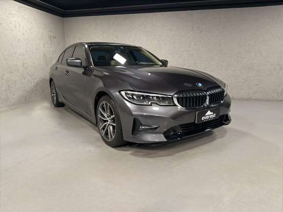 BMW-320i-2022