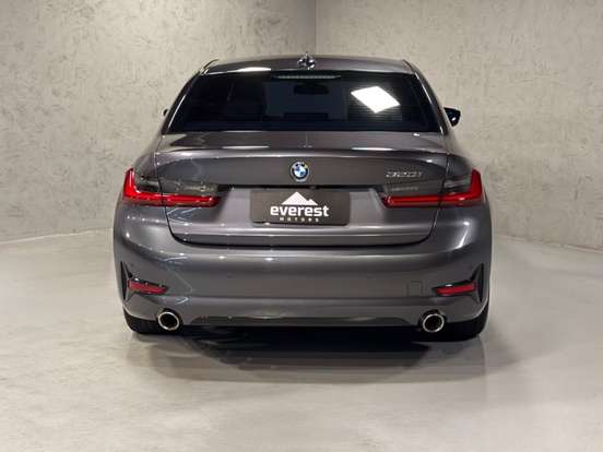 BMW-320i-2022