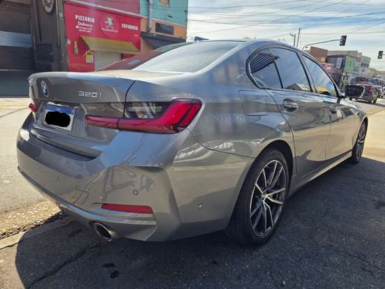 BMW-320i-2023