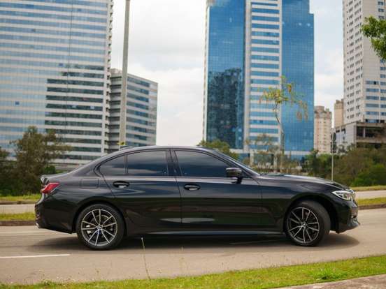 BMW-320i-2019