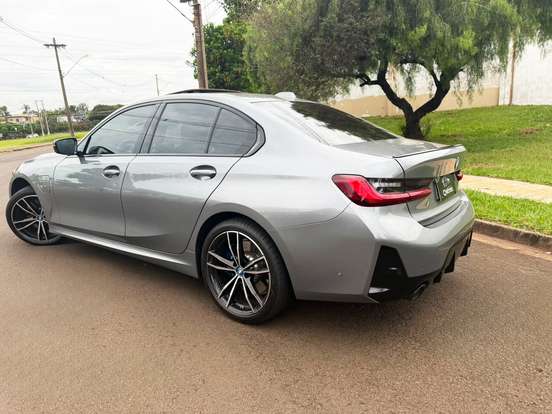 BMW-330e-2022