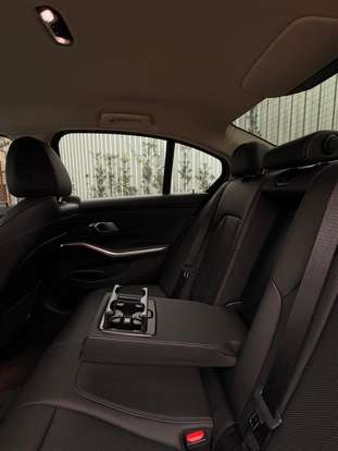 BMW-320i-2022