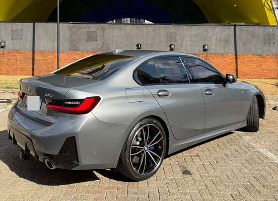 BMW-320i-2023