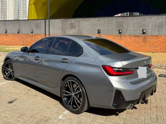 BMW-320i-2023