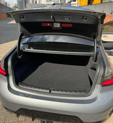 BMW-320i-2023