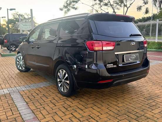 KIA-CARNIVAL-2017