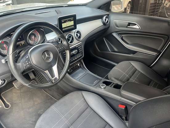 MERCEDES-BENZ-GLA 200-2015