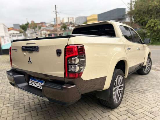 MITSUBISHI-TRITON-2.4 BITURBO DIESEL CD HPE-S 4X4 AUTOMÁTICO MITSUBISHI-TRITON-2024
