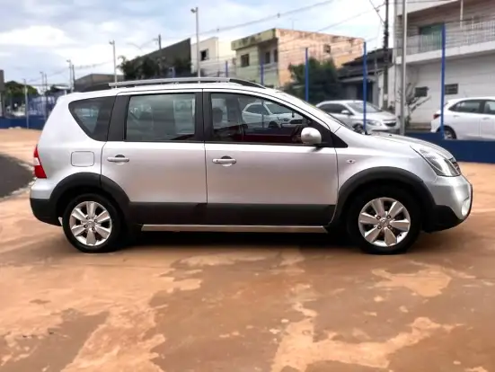 NISSAN-LIVINA-2013