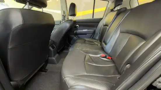 NISSAN-TIIDA-2010