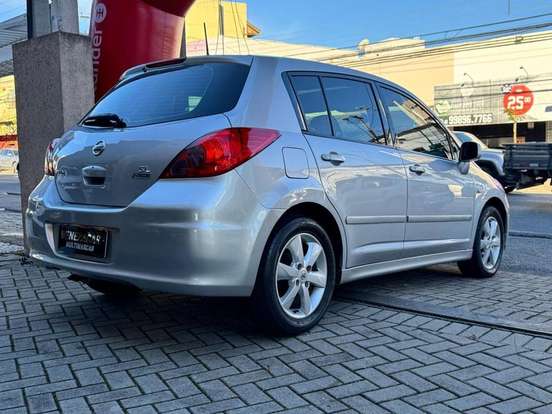 NISSAN-TIIDA-2010