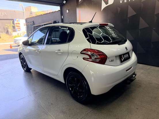PEUGEOT-208-2015