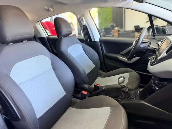 PEUGEOT-208-2015