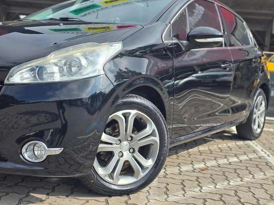 PEUGEOT-208-1.6 GRIFFE 16V FLEX 4P AUTOMÁTICO PEUGEOT-208-2015