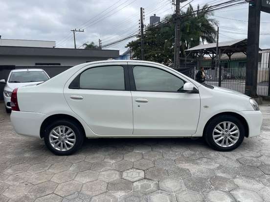 TOYOTA-ETIOS-1.5 XLS SEDAN 16V FLEX 4P MANUAL TOYOTA-ETIOS-2013
