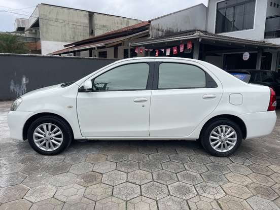 TOYOTA-ETIOS-2013