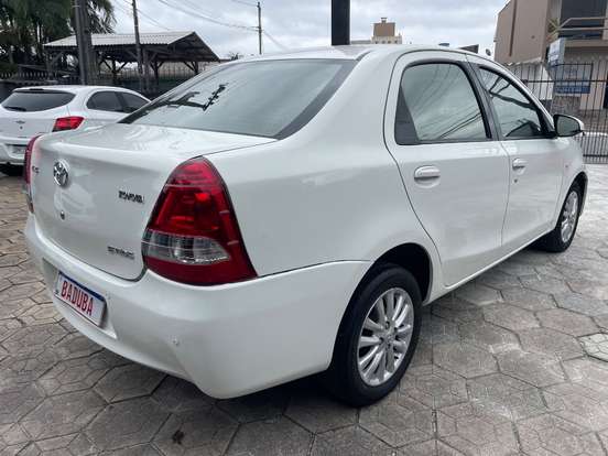 TOYOTA-ETIOS-1.5 XLS SEDAN 16V FLEX 4P MANUAL TOYOTA-ETIOS-2013