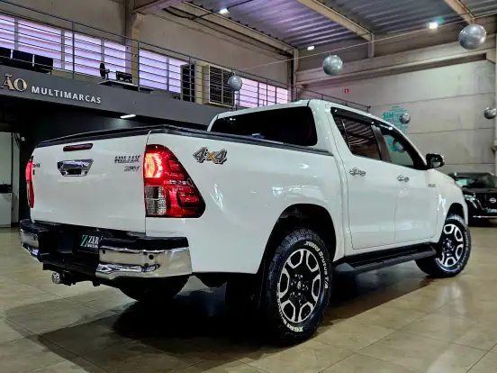 TOYOTA-HILUX-2.8 D-4D TURBO DIESEL CD SRV 4X4 AUTOMÁTICO TOYOTA-HILUX-2022