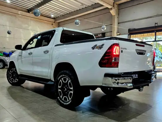 TOYOTA-HILUX-2.8 D-4D TURBO DIESEL CD SRV 4X4 AUTOMÁTICO TOYOTA-HILUX-2022