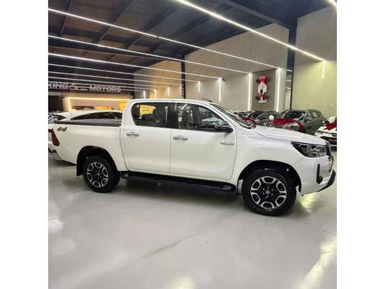 TOYOTA-HILUX-2.8 D-4D TURBO DIESEL CD SRV 4X4 AUTOMÁTICO TOYOTA-HILUX-2023