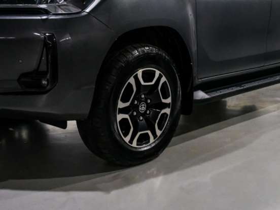 TOYOTA-HILUX-2.8 D-4D TURBO DIESEL CD SRX 4X4 AUTOMÁTICO TOYOTA-HILUX-2023