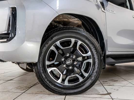 TOYOTA-HILUX-2.8 D-4D TURBO DIESEL CD SRX 4X4 AUTOMÁTICO TOYOTA-HILUX-2025