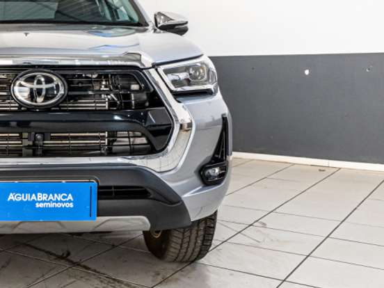 TOYOTA-HILUX-2.8 D-4D TURBO DIESEL CD SRX 4X4 AUTOMÁTICO TOYOTA-HILUX-2025