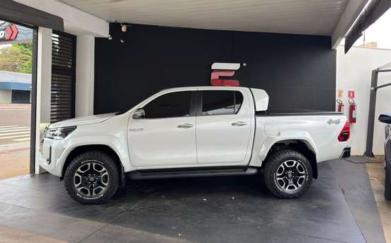 TOYOTA-HILUX-2023