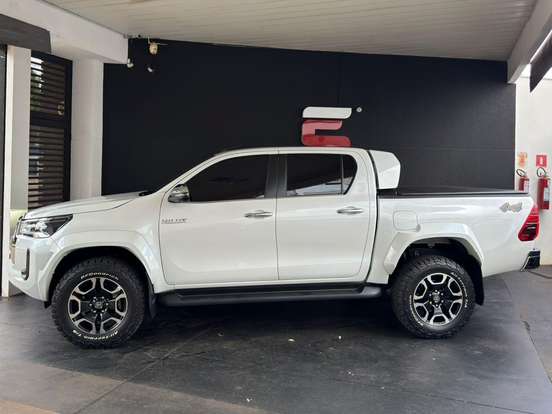 TOYOTA-HILUX-2.8 D-4D TURBO DIESEL CD SRX 4X4 AUTOMÁTICO TOYOTA-HILUX-2023