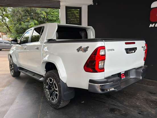 TOYOTA-HILUX-2.8 D-4D TURBO DIESEL CD SRX 4X4 AUTOMÁTICO TOYOTA-HILUX-2023