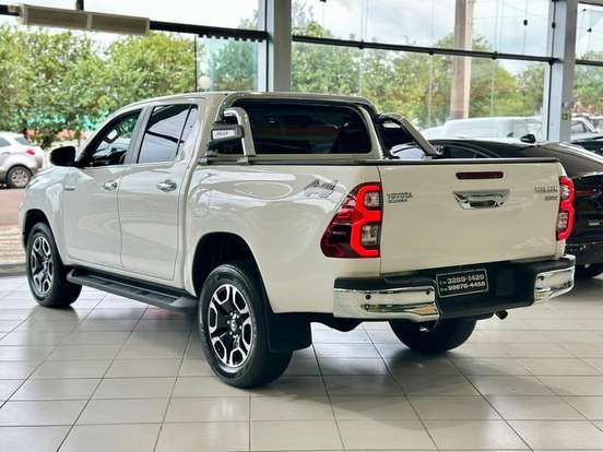TOYOTA-HILUX-2.8 D-4D TURBO DIESEL CD SRX 4X4 AUTOMÁTICO TOYOTA-HILUX-2023