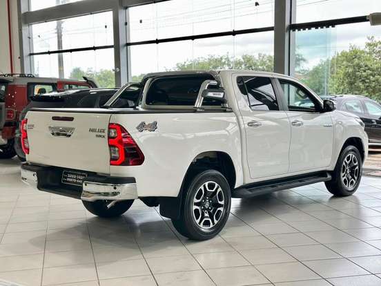 TOYOTA-HILUX-2.8 D-4D TURBO DIESEL CD SRX 4X4 AUTOMÁTICO TOYOTA-HILUX-2023