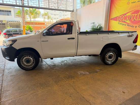 TOYOTA-HILUX-2023