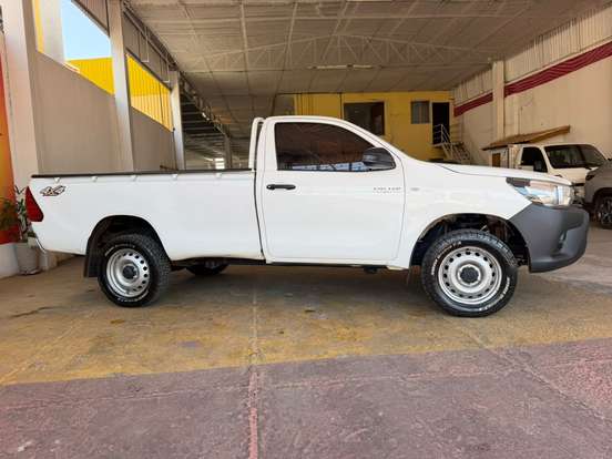 TOYOTA-HILUX-2023